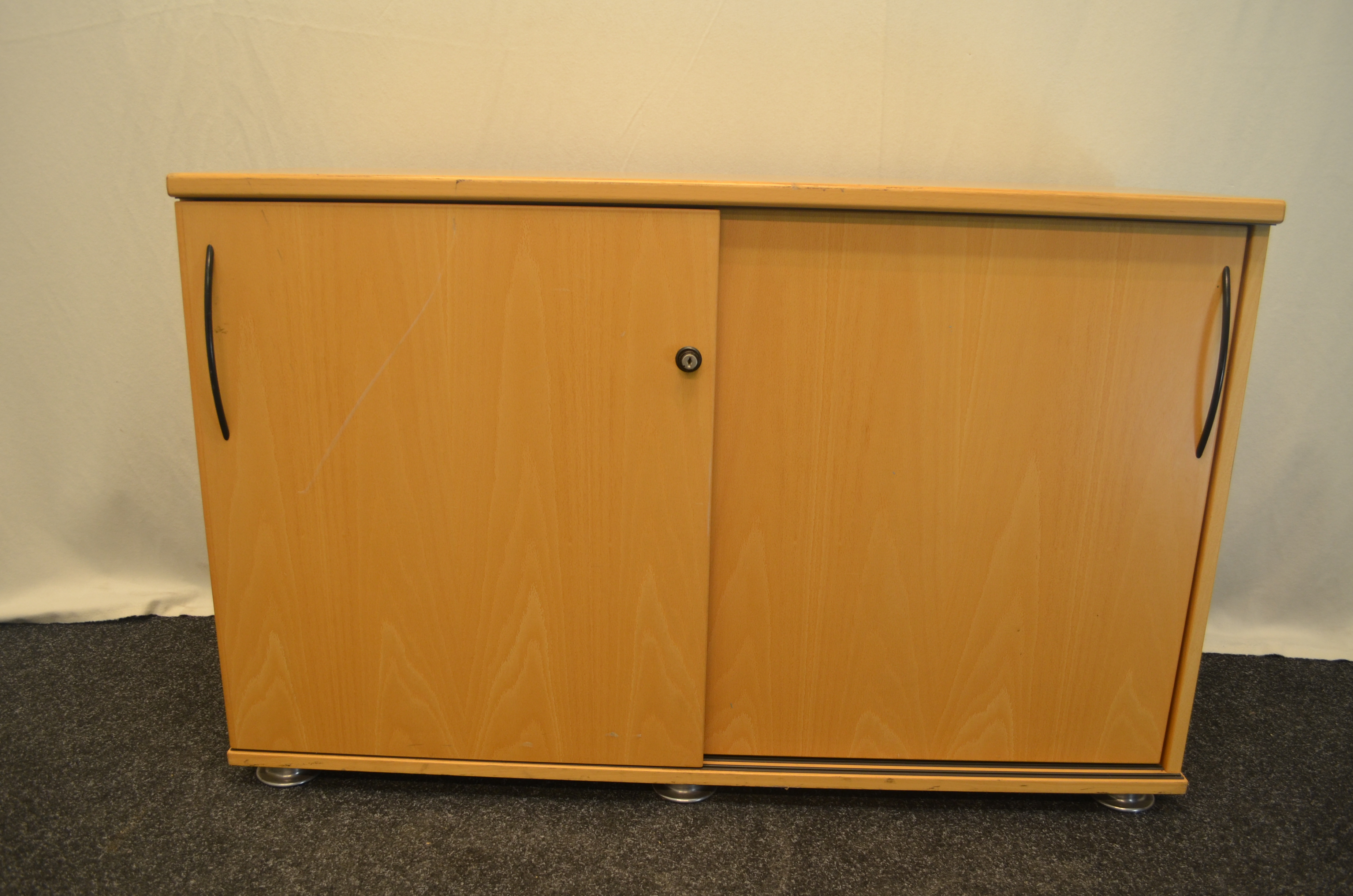 Sideboard 2OH, Buche, 2x Schiebetür, schwarze Griffe, verschließ, gebrauchte Büromöbel