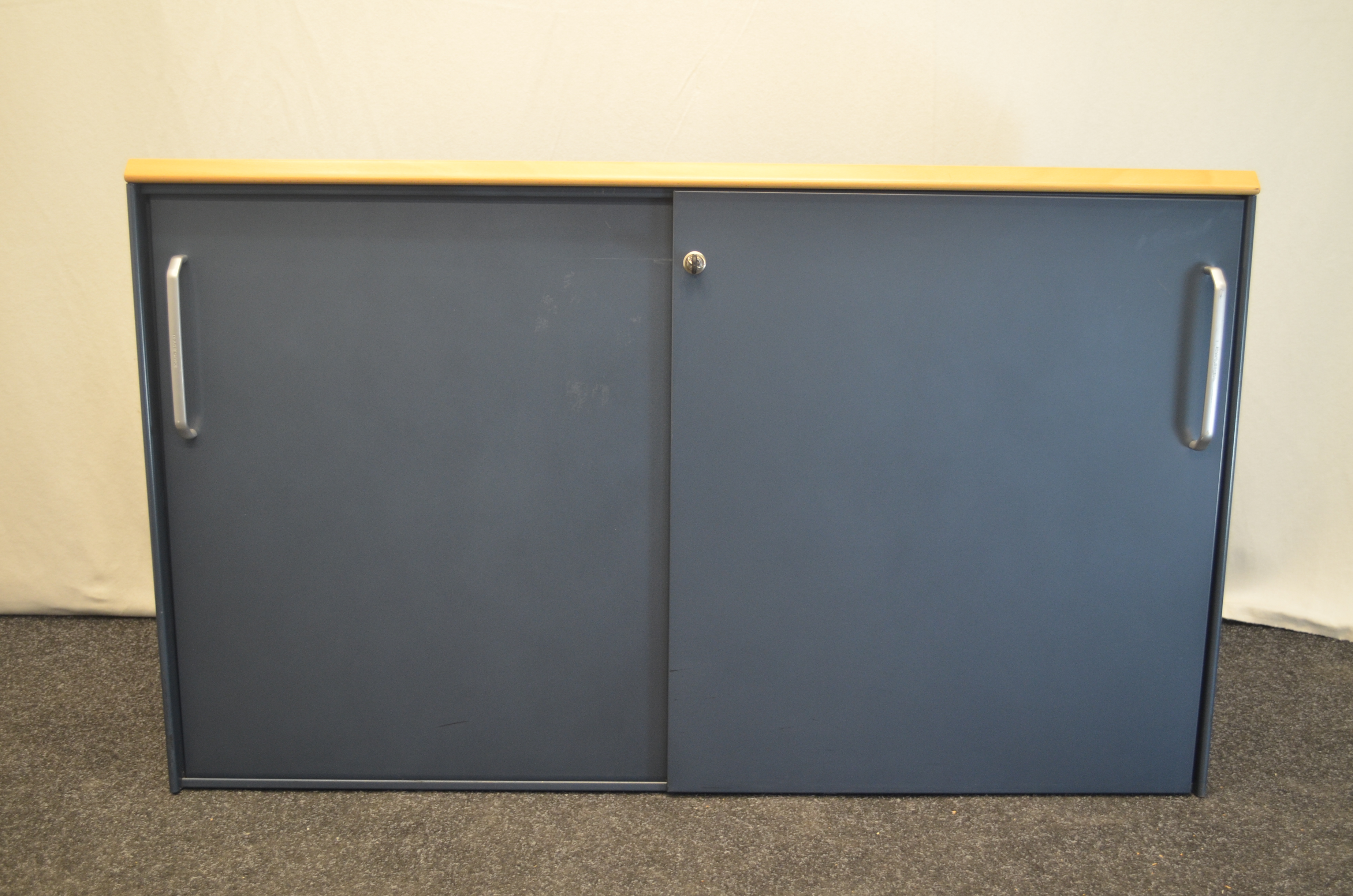 Sideboard 2OH, Buche Corpus, 2x schwarze Schiebetüre, verschließ, gebrauchte Büromöbel