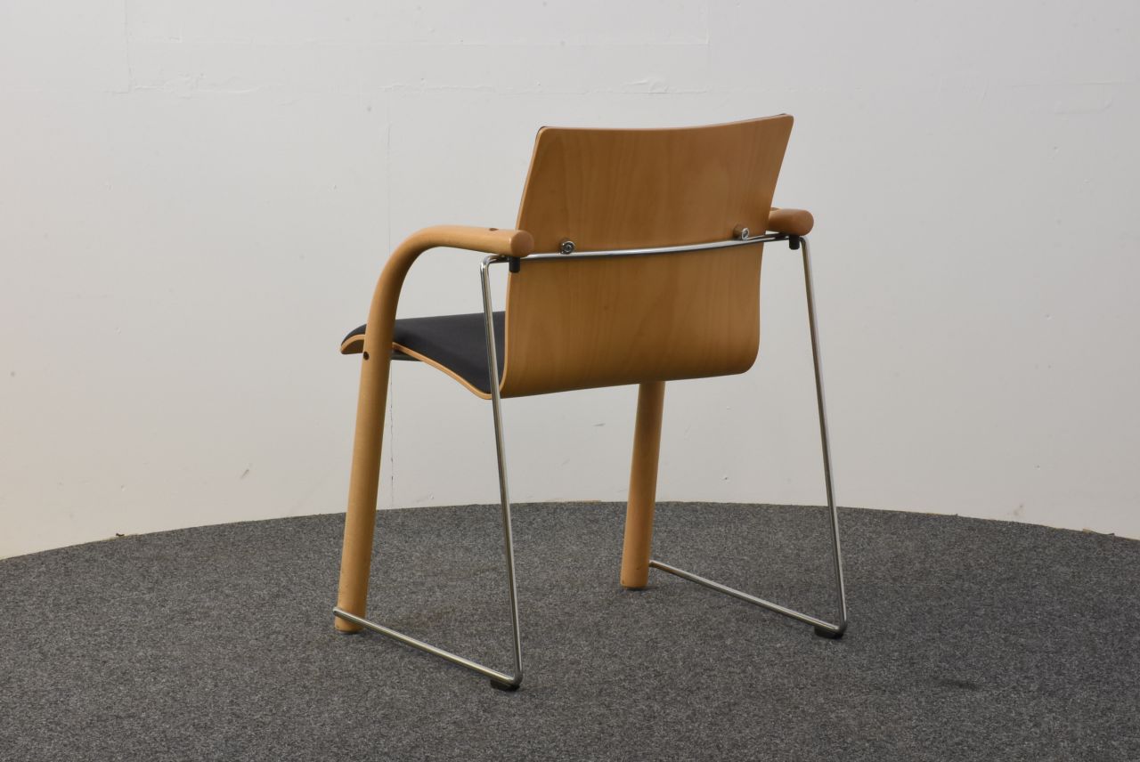 Stapelstuhl, THONET, schwarze Polsterung, Chrom- und Holzverarbeitung, gebrauchte Büromöbel