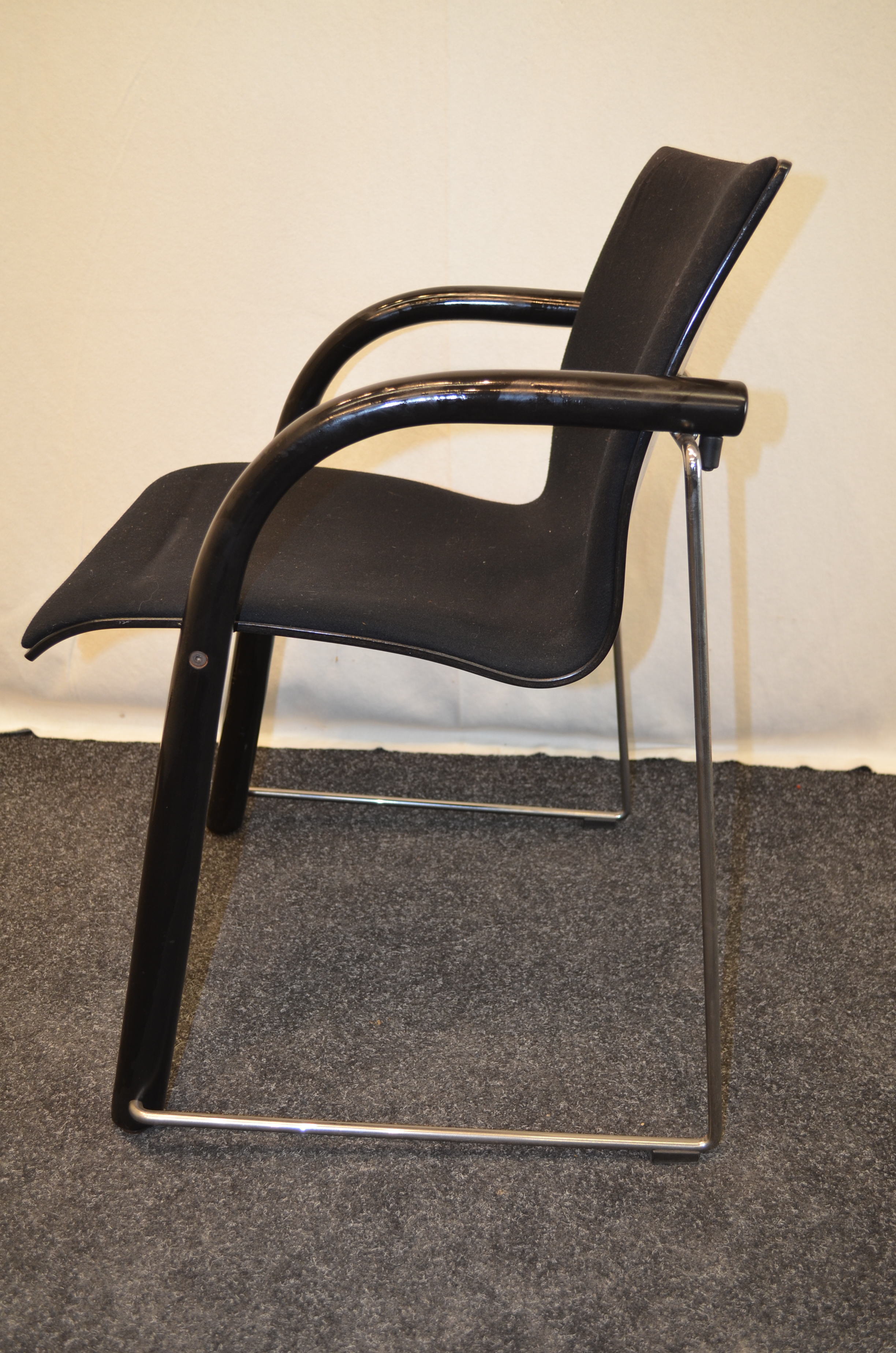 Stapelstuhl, Thonet, schwarze Polsterung, Schwarz/ Chrom-Gestell, gebrauchte Büromöbel