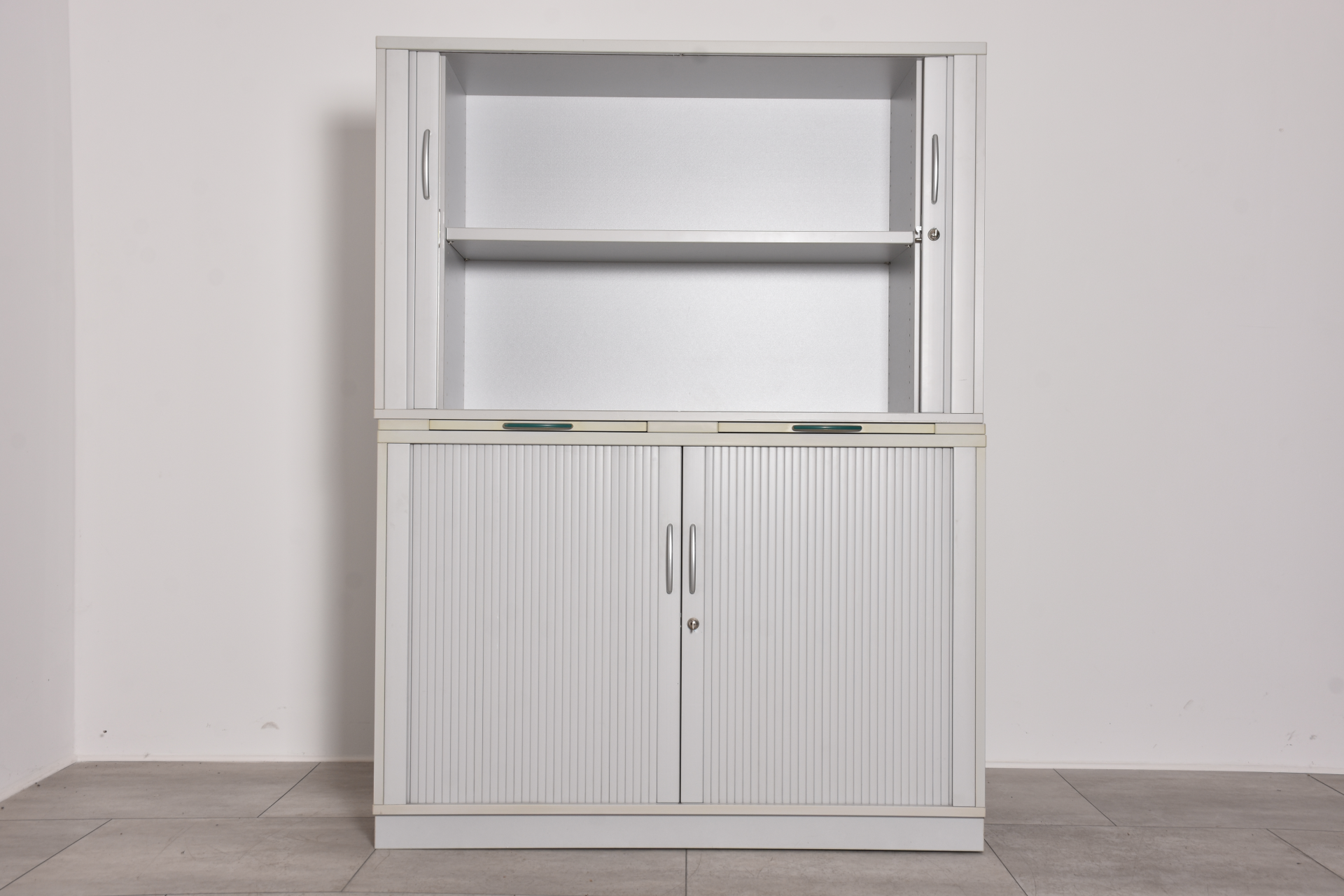 Aktenschrank zweiteilig 4 OH lichtgrau. 120 cm breit, gebraucht