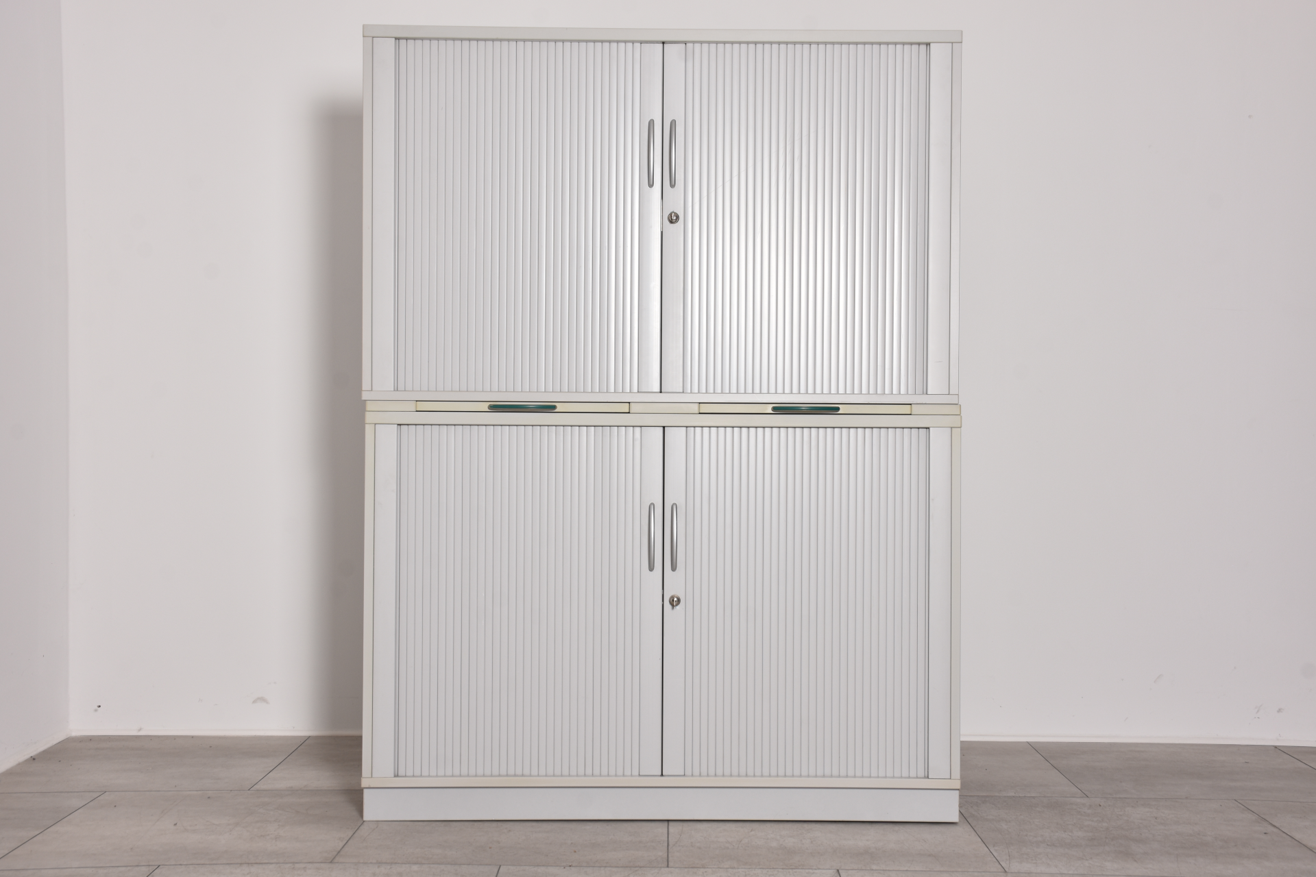 Aktenschrank zweiteilig 4 OH lichtgrau. 120 cm breit, gebraucht