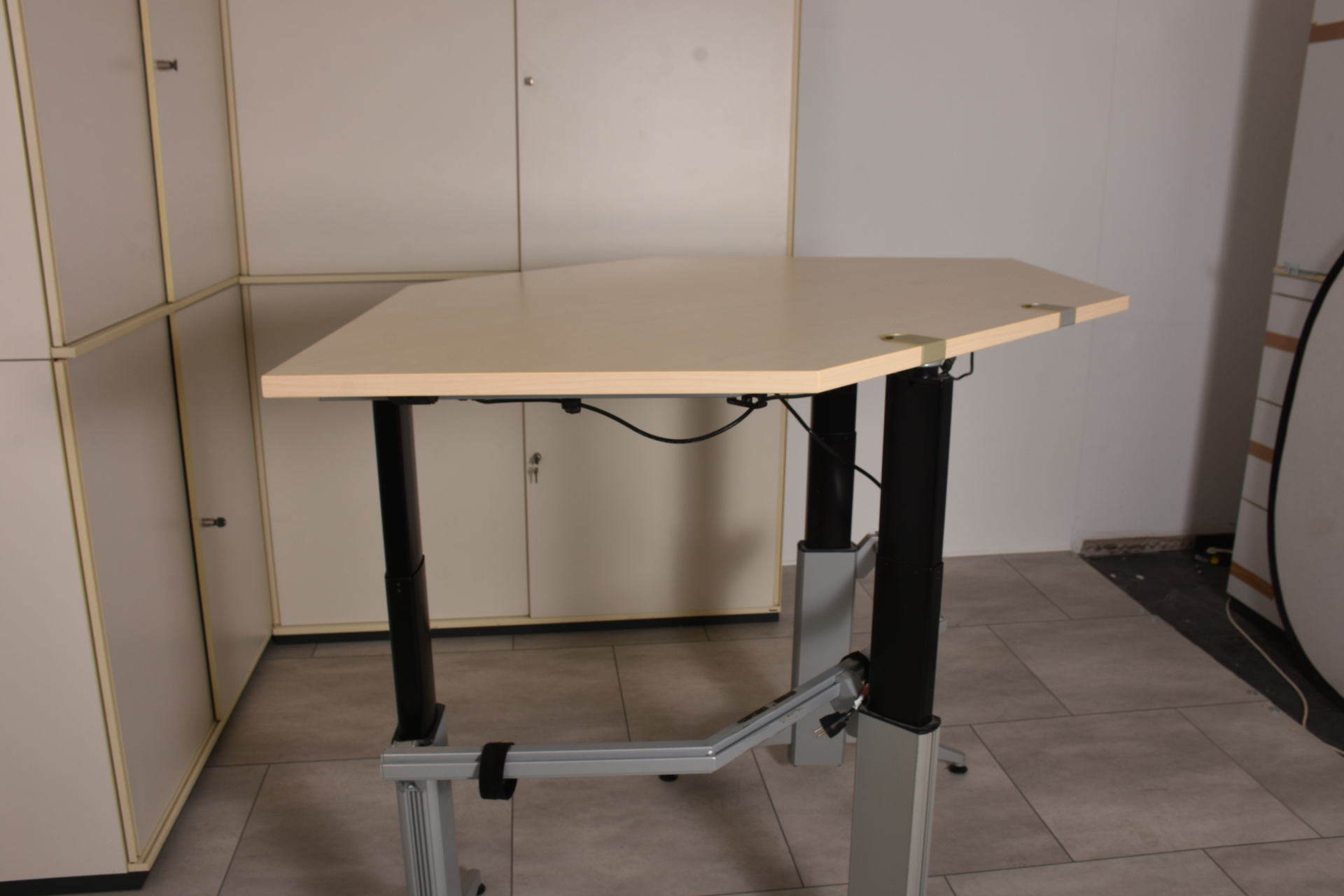 K&N Schreibtisch, elektrische Höhenverstellung, B 176 x H 70-126 x T 100 cm, gebraucht 