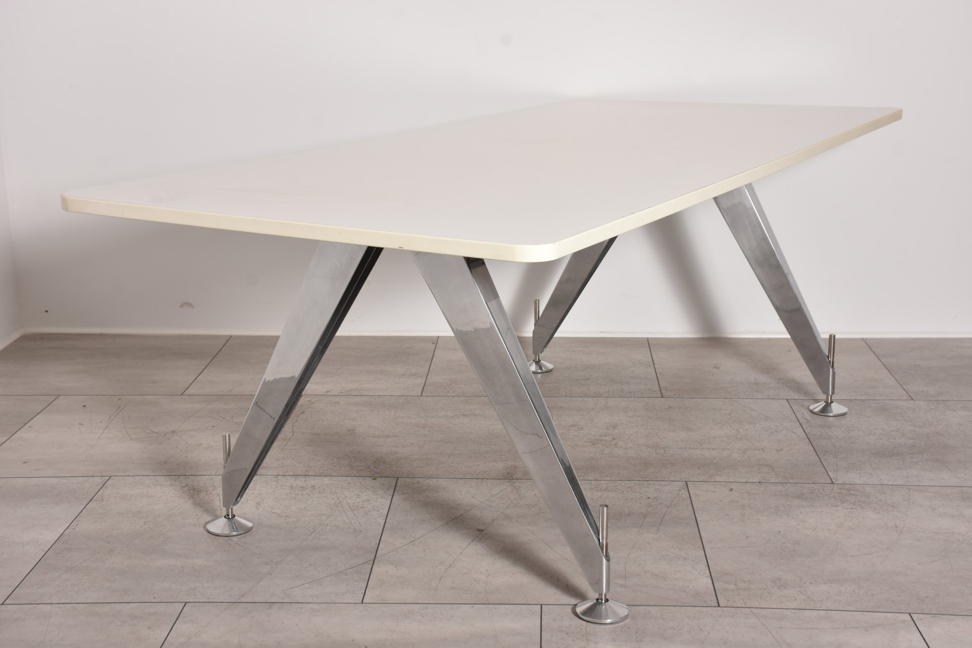Schreibtisch, Breite 200 cm, Platte weiß,  Gestell chrom, gebraucht  