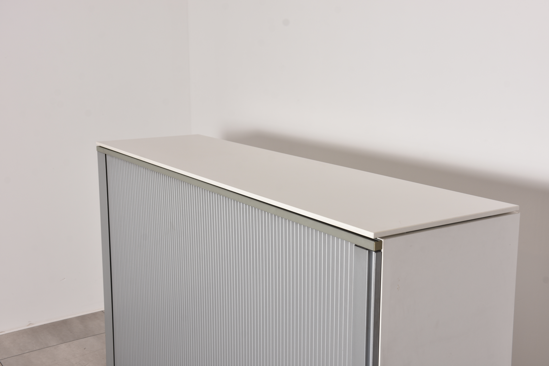 Bene Sideboard 3OH, 114x160cm, weiß/lichtgrau, Rolltür, gebraucht   